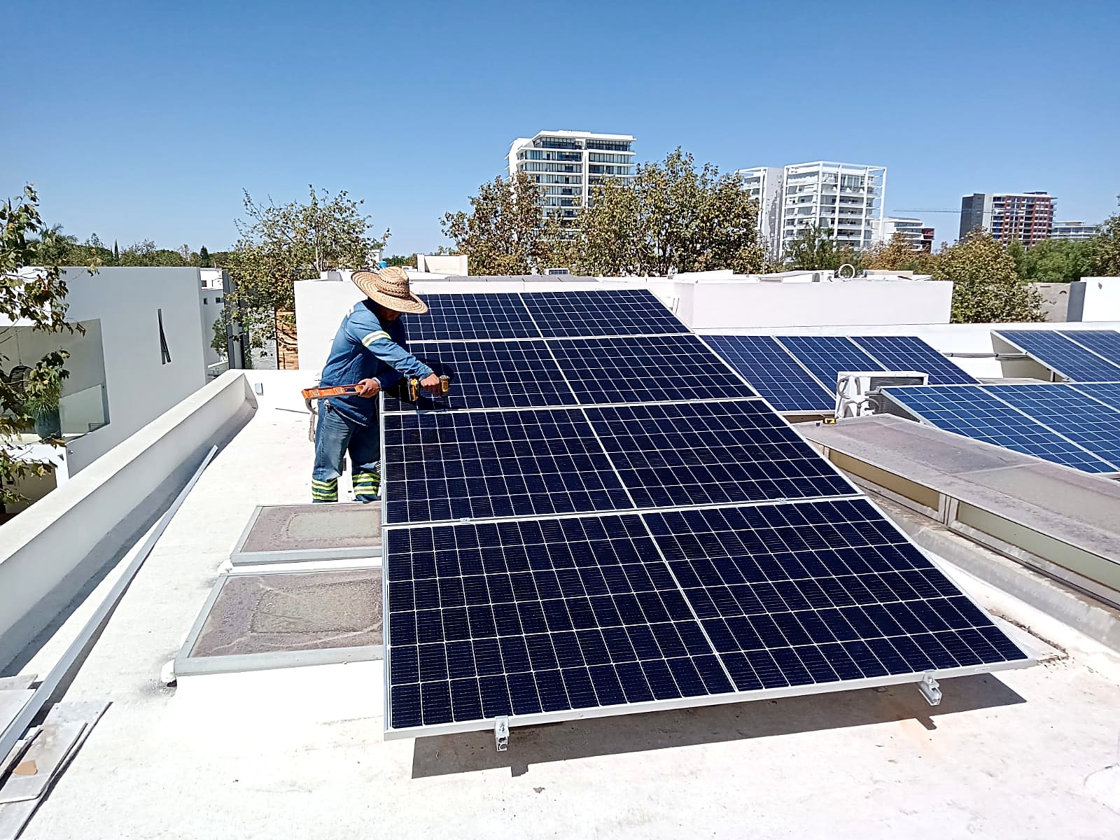 Sistema solar en azotea de condominio