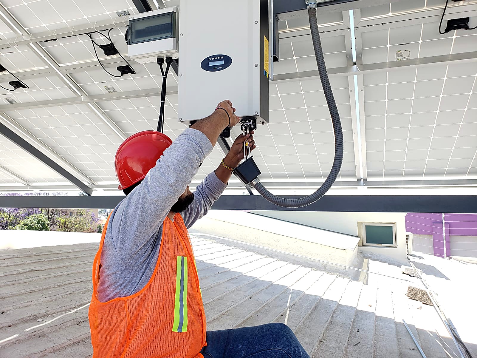 Técnico revisando el inversor y el consumo energético